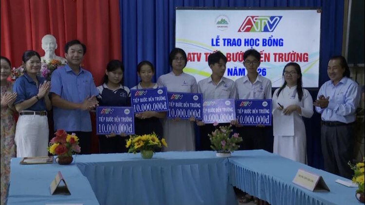 'ATV Tiếp bước đến trường' trao học bổng cho em Huỳnh Tấn Phát - Báo An Giang