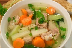 Canh ăn khi còn nóng và ăn với cơm thì sẽ ngon hơn.