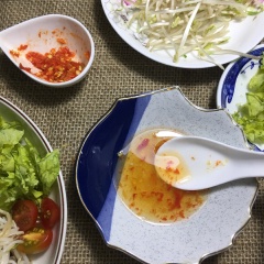 Nước mắm ăn kèm phải hơi kẹo nhưng không quá đặc. Để có chén nước chấm ngon nêm pha nước chanh cùng nước lọc và đường rồi nêm nước mắm vào từ từ cuối cùng là cho tỏi ớt vào.