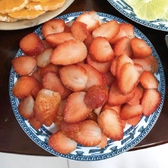 Kiwi, quýt, chanh, dâu xắt lát mỏng vừa, xếp ra dĩa.