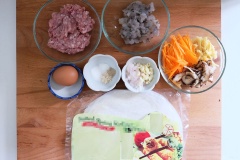 Chuẩn bị làm chả rế tôm thịt: Băm nhỏ thịt heo để riêng. Bóc vỏ tôm, vỏ chỉ đen, rửa sạch rồi băm nhỏ. Thái sợi cà rốt, măng tươi. Ngâm nấm hương khô vào nước cho nở mềm, vắt khô nước thái nhỏ. Băm nhỏ tỏi và hành tím. Đặp trứng cho ra chén, đánh tan đều.