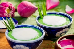 Múc chè ra chén, cho nước cốt dừa lên trên và trang trí thêm lá dứa thêm đẹp mắt. Món chè cốm dẹp bạn có thể dùng nóng hay lạnh đều thơm ngon.