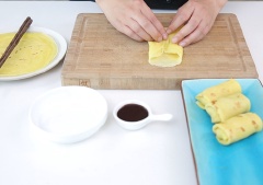 Chuối có thể cắt lát hoặc để nguyên quả, cho vào chảo chiên hơi vàng. Sau đó cho cuối lên phần vỏ bánh, gói lại như gói nem.