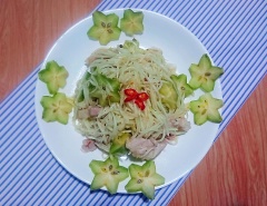 Gỏi khế đu đủ có vị chua nhẹ, đậm đà rất dễ ăn, nếu thích bạn có thể dùng thêm rau thơm và đậu phộng rang để tăng thêm hương vị của chúng nhé.