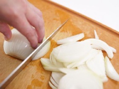 Móng giò làm sạch, chặt miếng vừa ăn, đem rửa lại với rượu gạo rồi rửa sạch lại lần nữa. Cho móng giò vào ướp với nước tương, hắc xì dầu và hạt tiêu đen trong 30 phút để móng ngấm gia vị. Hành tây lột vỏ, thái mỏng. Ớt chuông xanh và đỏ bỏ hạt, thái hạt lựu.