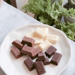 Dùng đồ bào hoặc dao và bào socola trắng, socola đen và socola sữa thành vụn nhỏ. Cho 3 loại socola vừa bào ra dĩa, để riêng mỗi loại một góc, khoan hẳn trộn vào nhau nhé.