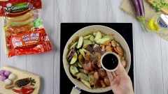 Tiếp tục nêm nếm vào chảo 15gr hạt nêm, 30gr đường, 30ml nước tương, 30gr dầu hào, 15 gr sa tế tôm. Xào đều cho gia vị thấm vào xúc xích và cà tím.