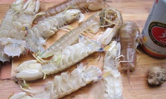 Nên chọn mua con còn sống, vẫn bật tanh tách, chắc mẩy và có trứng thì càng ngon. Cho bề bề vào rổ rồi xóc đều dưới vòi nước chảy để rửa sạch.
