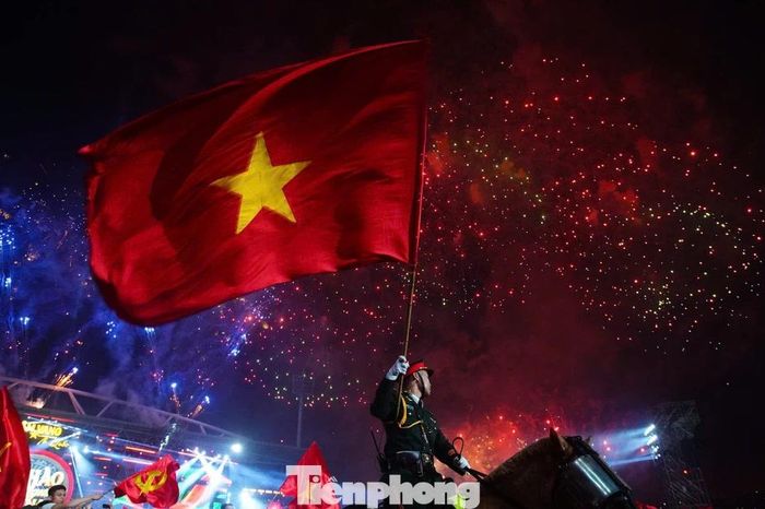 Biển người ở Mỹ Đình vỡ òa - Báo Tiền Phong