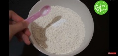 Hỗn hợp khô: Rây 280gr bột cho vào âu, cho vào 1gr bột nổi, 1/4 tsp muối, 3gr men, trộn đều lên.