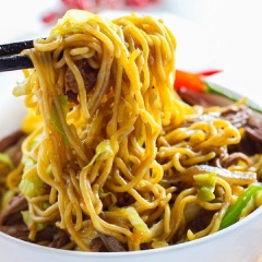 Mì xào thịt bò cải thảo đơn giản, dễ làm với hương vị ngon lành, hấp dẫn với sự kết hợp giữa mì ramen dai dai, mềm ngon thấm gia vị cùng thịt bò và cải thảo giúp cho bữa ăn thêm phần ngon miệng hơn. Nhanh tay lưu ngay công thức lại nhé.
