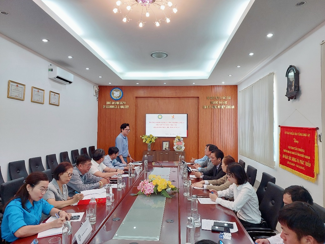 PGS.TS Lê Đình Tuấn – Hiệu trưởng chia sẻ tại buổi làm việc