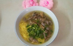 Trụng qua miến với nước dùng gà đang nấu thêm 1 lần nữa. Cho miến ra tô, múc hỗn hợp nước, lòng gà vào. Rắc hành lá, ngò rí lên trên và dùng nóng.