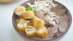 Bánh quẩy nóng có thể dùng ngay, làm món ăn vặt nhâm nhi rất vui miệng. Ngoài ra, bánh quẩy thường ăn chung với cháo lòng hoặc món phở Hà Nội mà đã từ lâu nó trở thành món ăn kèm không thể thiếu, tạo nên nét đặc trưng riêng của những món ăn ngon này.