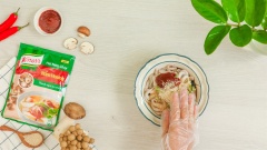 Ướp 1/2 số bạch tuộc với 10gr hành boa rô, 1/2 muỗng canh đường, 1 muỗng canh nước tương, 1 muỗng canh mè rang, 1 muỗng canh tương ớt Hàn Quốc và 1 muỗng canh hạt nêm Nấm hương Knorr. Ướp 20 phút cho bạch tuộc thấm gia vị.