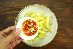 Tuy nhiên phần ngâm này chỉ là nguyên liệu thô. Trước khi ăn thì bạn có thể vớt dưa ra, bóp và rửa lại với nhiều nước rồi đem trộn đều lên với ít nước mắm cay ngọt là ngon bá cháy luôn nhé!