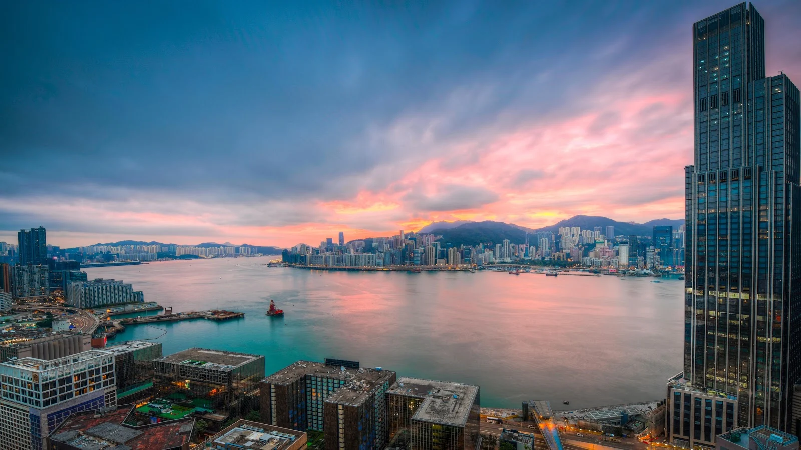Hong Kong Victoria Harbour Sunset - Cityscape Photography 5K Wallpaper (5120x2880)