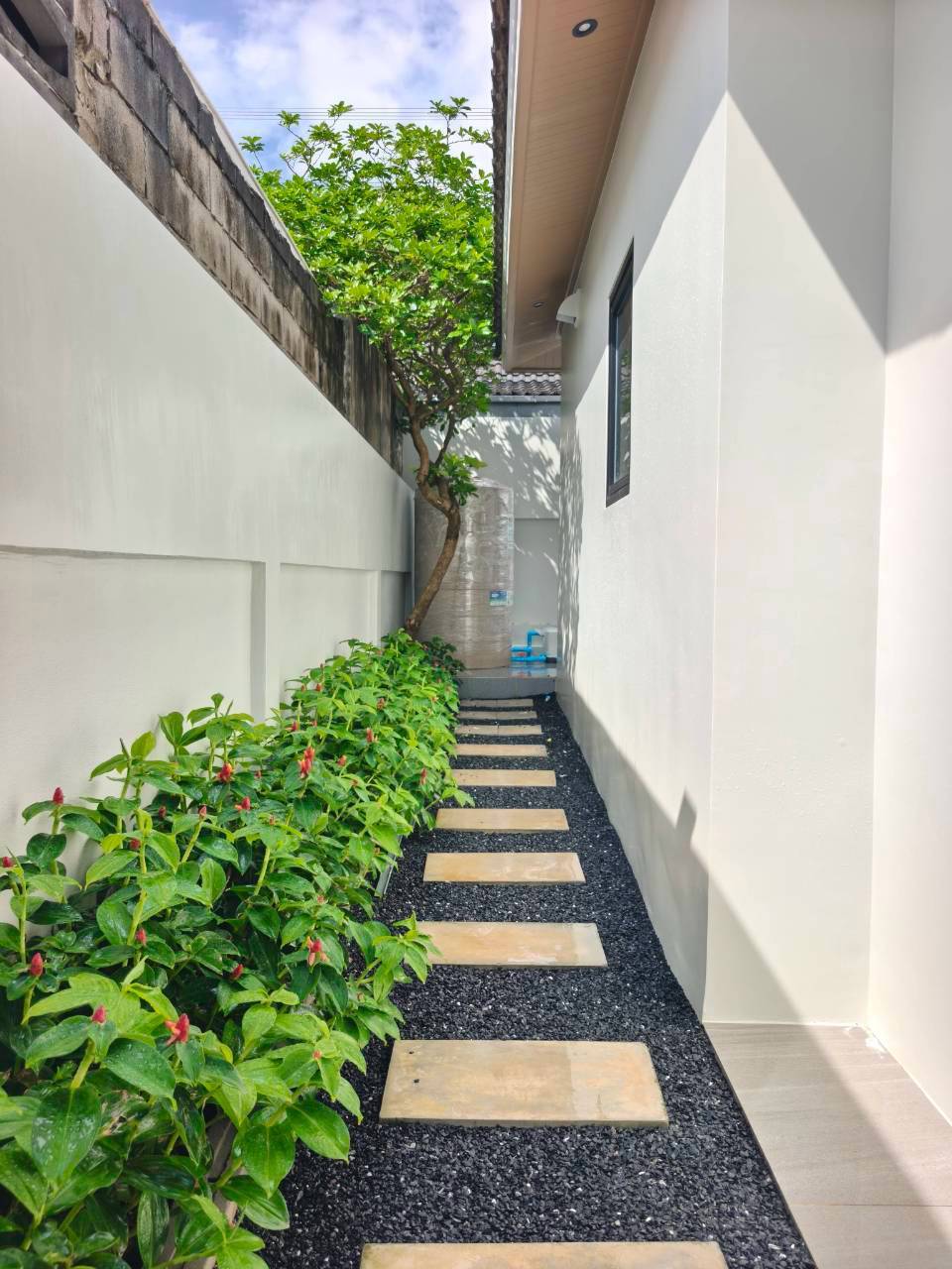 หมู่บ้านเนรมิต 1 · ทางไปป่าคลอก ใกล้อนุสาวรีย์