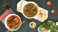 Múc bò kho ra bát tô, rắc tiêu và rau ngò gai lên trên để trang trí cho đẹp mắt. Bò kho ăn với cơm nóng, bún, hủ tiếu hoặc bánh mì đều rất thích hợp. Chỉ sau vài bước đơn giản là bạn có ngay món bò kho ngon nhất cho gia đình rồi. Thịt bò mềm, dai sần sật nhờ phần gân. Mùi thơm của gừng, tỏi, tạo nên một hương vị hấp dẫn không thể lẫn với các món ăn khác. Đã có công thức rồi, bạn còn chờ gì nữa mà không vào bếp ngay để trổ tài nấu nướng của mình nào!