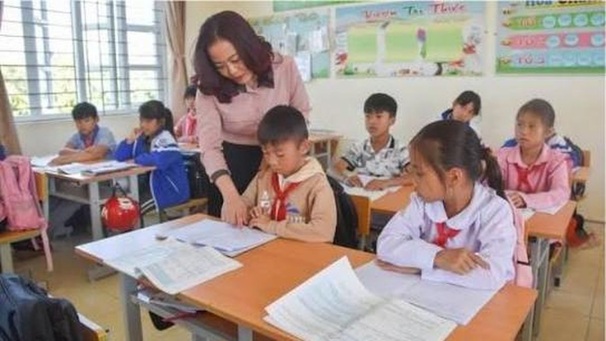 Nhà giáo nghỉ hưu được ký hợp đồng giảng dạy toàn thời gian - Đài Phát thanh và truyền hình Hà Nội