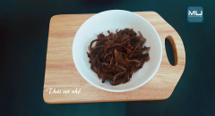 Ngâm măng khô và nấm mèo khoảng 60 phút cho măng và nấm nở đều. Riêng măng khô sau khi đã ngâm nước ta đem luộc qua nước sôi tầm 5 phút để măng bớt vị chua. Sau đó vớt măng ra, vắt khô nước, thái măng và nấm mèo thành những sợi nhỏ, dài.