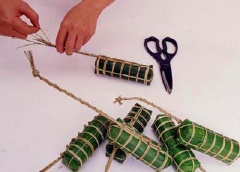 Cách gói bánh tét: Cắt 2 miếng lá chuối nhỏ bịt đầu bánh theo hình chữ thập, cột dây lạt. Trở đầu đòn bánh tét lại, và cũng gấp lá lại như đầu kia. Đặt đòn bánh xuống, lăn bánh cho tròn, vỗ bánh cho chắc, cột dây cách đều nhau, xiết bánh cho chặt.