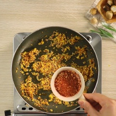 Cho vào chảo, 3 muỗng canh dầu màu đều, phi thơm 1 muỗng tỏi băm, 1 muỗng hành boa-ro băm nhỏ, 50gr sả băm nhỏ, sau đó cho vào 2 muỗng canh ớt bột ( có thể gia giảm tùy khẩu vị người dùng), 1 muỗng canh đường, 1/2 muỗng cà phê muối, xào nhanh tay rồi tắt bếp.