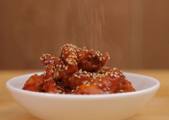 Cho chân gà ra đĩa, rắc mè trắng rang lên trên là có thể dùng. Chân gà sốt chua cay mặn ngọt kiểu Hàn với thịt chân gà giòn giòn, ngấm đều gia vị chua cay mặn ngọt hấp dẫn, thích hợp làm món ăn tâm điểm cho các buổi tiệc tụ họp bạn bè hay gia đình.