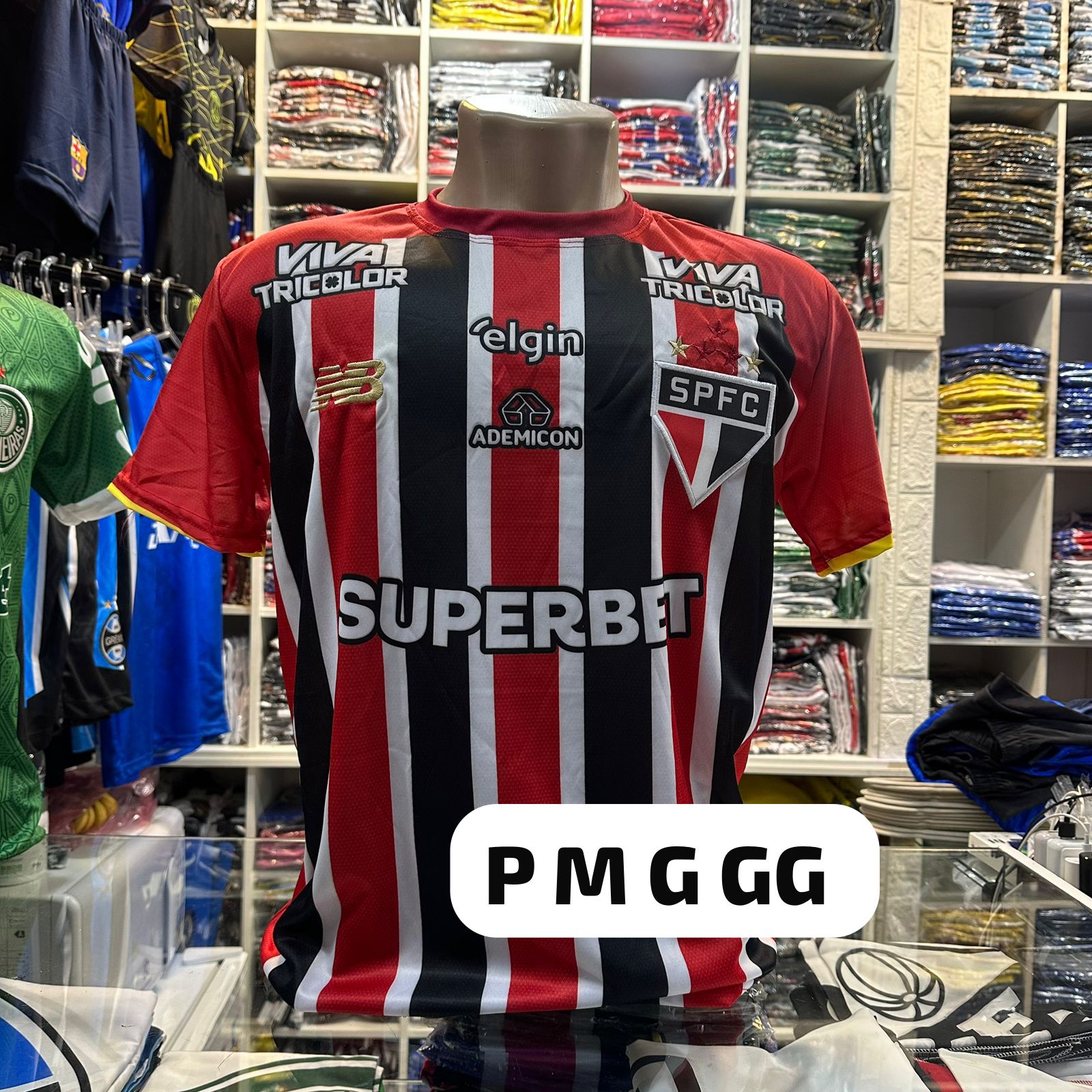 Camisa São Paulo SPFC listrada (vermelho/preto/branco) com patrocínios – Atacado no Brás