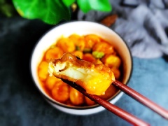 Không thể bỏ lỡ một giây phút nào để được tẩn hưởng hương vị của món Đậu hũ non chiên sốt tương cà này nhé! Đậu hũ non chiên chín trong mềm mịn, ngoài dai giòn, áo thêm 1 lớp sốt chua chua, mặn ngọt rất đậm đà nữa!