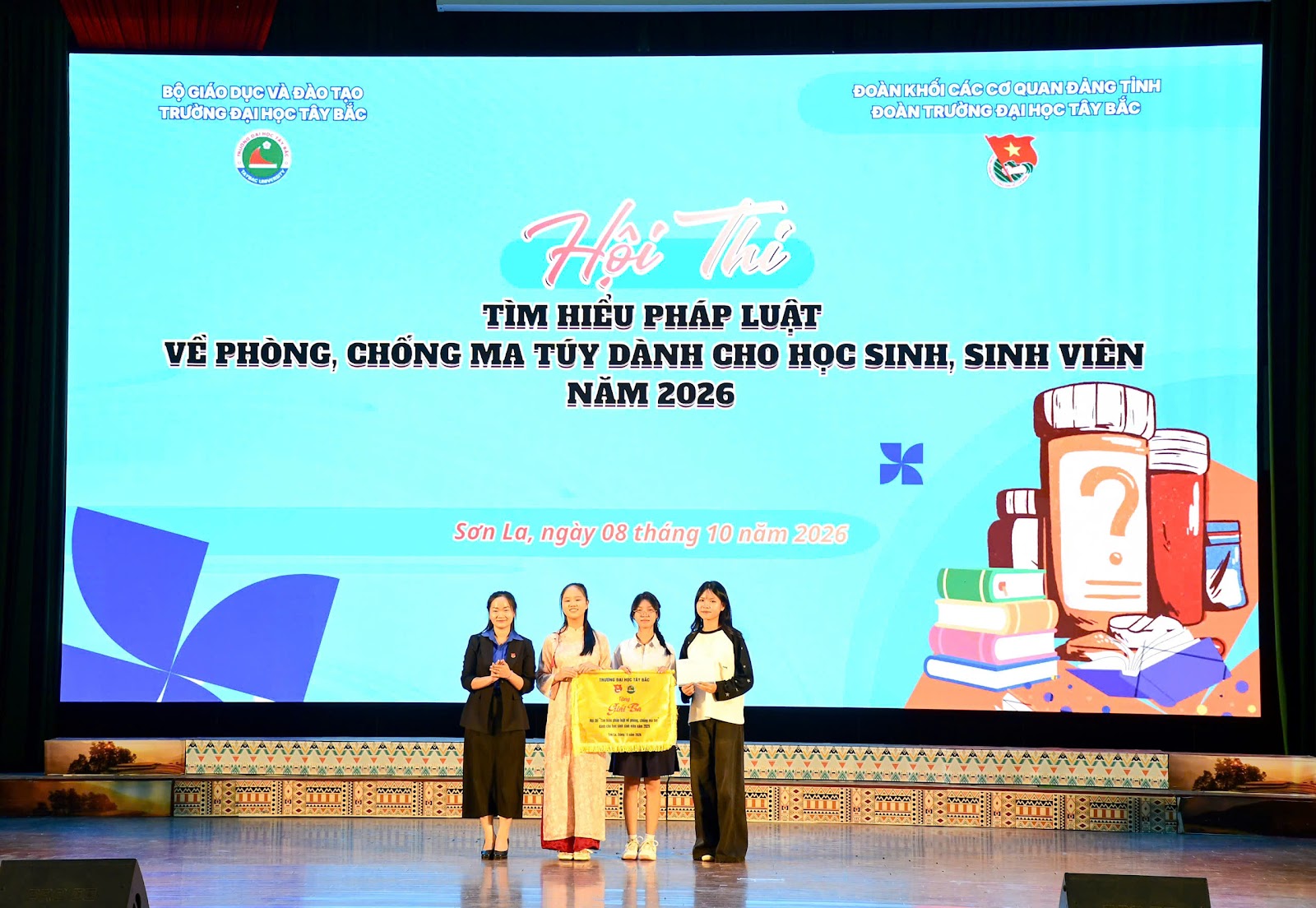 Đồng chí Lường Thị Hòa - Ủy viên Ban Chấp hành Tỉnh đoàn, Bí thư Đoàn Khối các cơ quan Đảng tỉnh trao giải Ba cho đội thi Trường TH, THCS & THPT Chu Văn An