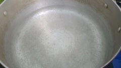 Cho nước vào nồi, thêm cà rốt, củ sắn, su su, củ cải vào rồi bật bếp nấu 20' cho củ quả chín.