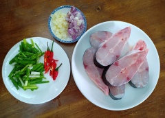Cá rửa sạch với nước dấm loãng, rửa lại nước lạnh và cắt khoanh dày. Thịt ba chỉ cắt lát mỏng. Hành tím và tỏi băm nhỏ vừa phải. Hành lá khúc ngắn 3cm. Ớt bỏ cuống đập dập hoặc cắt lát dày.