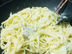 Cho tôm khô và khoai tây nghiền vào xào đến khi hỗn hợp đặc lại, sau đó cho whipping cream vào nấu cho đến khi hỗn hợp sôi lên, cho mì Ý và thịt và bông cải đã xào vào đảo đều cho đến khi thấm hết xốt.