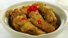 Dọn món ra đĩa. Món dùng chung với cơm, thưởng thức khi còn nóng.