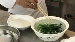 Cho đá viên và nước vào tô lớn, khấy đều. Cải ngồng dùng dao bào sơ phần thân to để loại bỏ vỏ sơ già nhé! Đun sôi nồi nước, thêm vào 1 muỗng cà phê được, thả cải vào luộc khoảng 1.5-2 phút. Sau đó vớt ra ngâm vào tô nước đá khoảng 1 phút.