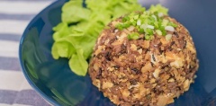 Múc cơm gạo lứt chiên kim chi vào chén, ém thật chặt rồi úp ngược ra dĩa, thêm chút hành xắt nhỏ và thêm vài miếng xà lách bên cạnh là thưởng thức thôi. Món cơm chiên vừa ngon lành, vừa bổ dưỡng, rất tuyệt để làm món ăn sáng. Hạt gạo lứt mềm dẻo, thấm gia vị và kim chi chua chua, cay cay giòn sựt với trứng gà thơm lừng. Đảm bảo cả nhà sẽ thích thú với món cơm chiên này đấy. Cùng mình lưu lại cách làm cơm gạo lứt chiên kim chi ngon ngon này để đổi vị và cung cấp năng lượng hoạt động.