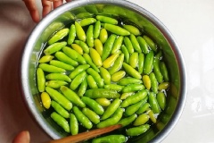 Chuẩn bị làm ớt xanh ngâm nước mắm: Chọn mua những trái ớt xanh thơm, loại trái ngắn, to tròn. Dùng kéo cắt bỏ cuống ớt, ngâm ớt xanh vào thau nước muối loãng ít phút rồi, rửa sạch, để ráo nước.