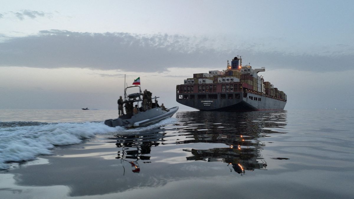 Iran tấn công 18 mục tiêu Mỹ và đóng cửa eo biển Hormuz - Tạp chí Tri thức