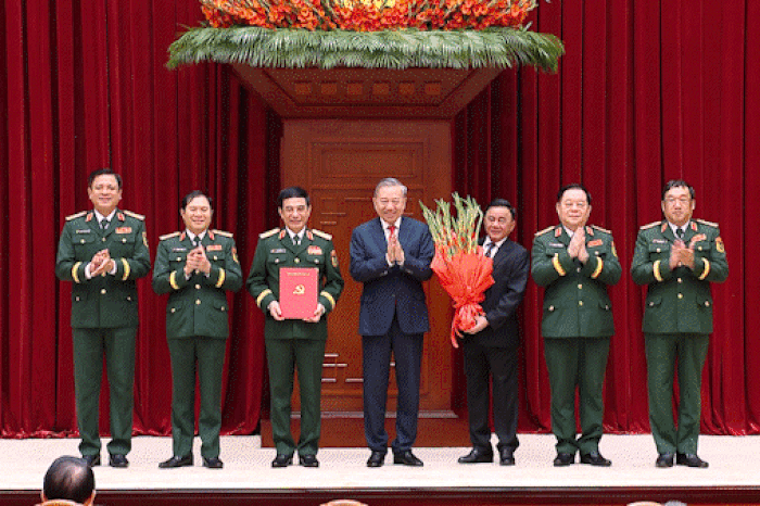 Công bố các Quyết định của Bộ Chính trị về công tác cán bộ - Báo Sài Gòn Giải Phóng