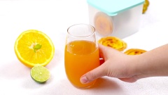 Như vậy, với các bước đơn giản trên bạn đã có ngay bình trà trái cây nhiệt đới thơm ngon, bổ dưỡng. Với sự kết hợp giữa vị chua, chát nhẹ của trà, vị chua chua, ngọt ngọt từ các loại trái cây nhiệt đới sẽ giúp bổ sung nhiều Vitamin giúp làm đẹp da.