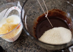 Thêm buttermilk, đường, trứng và vani vào hỗn hợp chocolate rồi trộn đều.