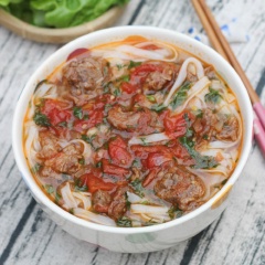 Chan phần bò sốt vang lên rồi rắc thêm hành hoa và rau mùi thái nhỏ là có thể thưởng thức được rồi. Phở bò sốt rượu vang với bánh phở dai, sợi nhỏ chan với nước sốt vang cùng thịt bò mềm ngọt, đậm đà quả là một gợi ý hay để đổi bữa cho cả gia đình. Bát phở sốt rượu vang thơm lừng, nóng hổi chắc chắn sẽ khiến cả gia đình thích thú lắm nhé!