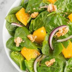 Cho salad cải bó xôi quả óc chó ra dĩa và thưởng thức. Với cách làm đơn giản và dễ dàng, bạn đã tự chế biến cho mình một món salad vừa ngon vừa bổ khỏe mà không không lo tăng cân rồi đó. Chúc bạn ăn ngon miệng nha!