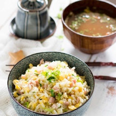 Cơm múc ra chén và ăn ngay khi còn nóng mới ngon nha. Cơm chiên thịt xông khói mayonnaise khá lạ miệng và ngon nhờ vào sốt thấm vào từng hạt cơm kèm theo thịt xông khói hấp dẫn. Bạn có thể làm món này cho bữa ăn sáng của cả nhà đấy, thử ngay nhé.