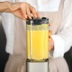 Cho bí đỏ đã hấp chín vào máy xay sinh tố, đổ 400ml sữa tươi và 1 muỗng canh mật ong vào, bật máy xay nhuyễn mịn hỗn hợp.