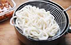 Bắc một nồi nước sôi, cho mì udon vào luộc chín. Sau đó, vớt ra để ráo nước.