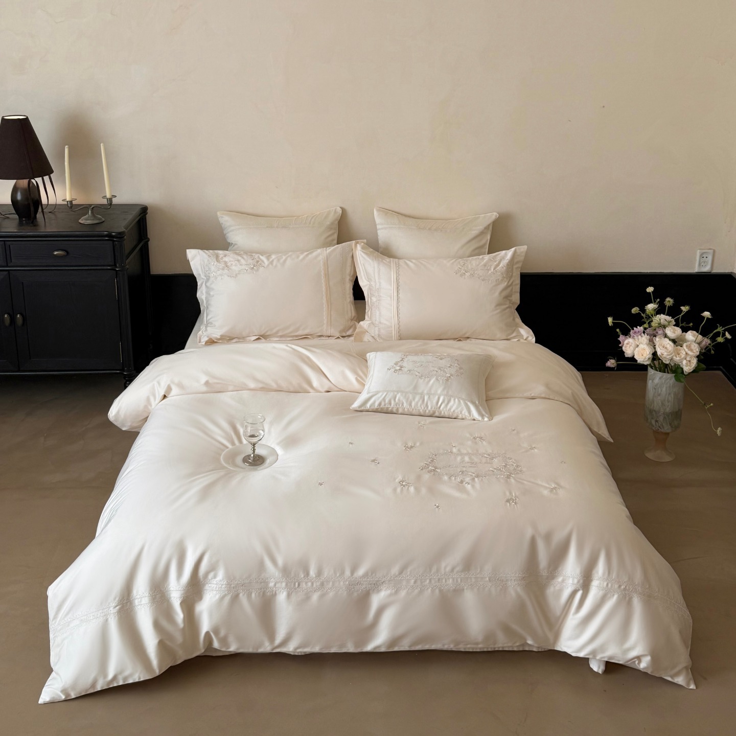Bedding set made from 100% long-staple cotton with lace