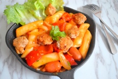 Cuối cùng là đổ sốt vào chảo cùng với bánh gạo và gà viên vào xào đảo đến khi bánh và tất cả nguyên liệu thấm áo đều sốt là được. Vậy là bạn đã hoàn thành món bánh gạo cay gà viên hàn quốc một cách đúng chuẩn hương vị rồi đấy. Trước khi ăn bạn chỉ cần trang trí thêm hành lá, ngò lên hoặc thêm ít hạt mè rang nữa là đủ.