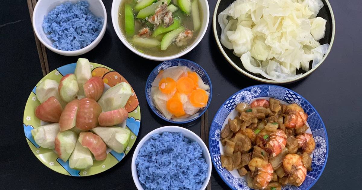 Mâm cơm với tôm và thịt 🥩 🍤